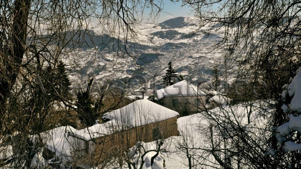 Ανω Τρίκαλα, σαν να πλέουν στο χιόνι